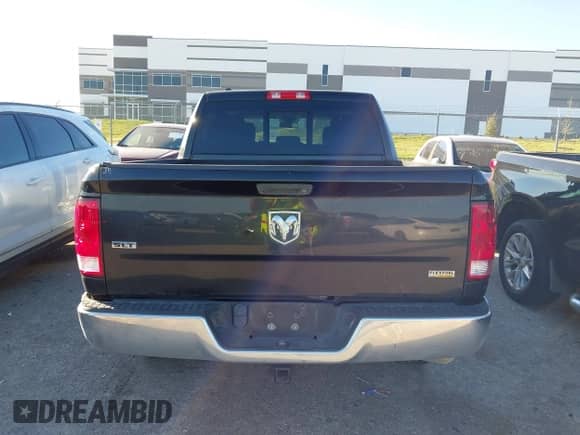 2018 Ram 1500 Big Horn z VIN 1C6RR6LG8JS149133, wystawiony jako IAAI lot #43487206 z przebiegiem 131 024 mil mil oraz . Historia ofert i sprzedaży dostępna na DreamBid. Obrazek 15.