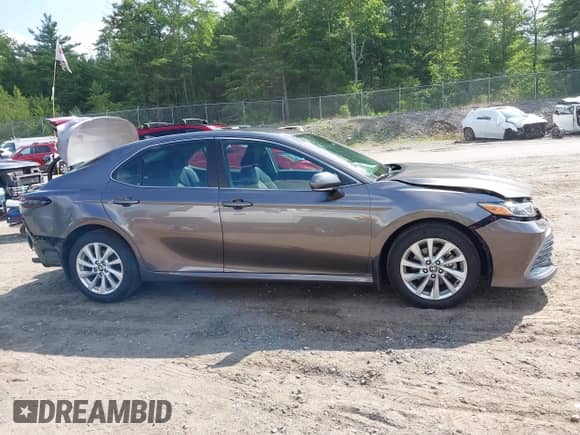 2024 Toyota Camry LE z VIN 4T1R11BK9RU112810, wystawiony jako IAAI lot #42850699 z przebiegiem 31 259 mil mil oraz . Historia ofert i sprzedaży dostępna na DreamBid. Obrazek 14.