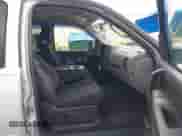 2013 Chevrolet Silverado 1500 LS z VIN 3GCPCREA3DG285970, wystawiony jako IAAI lot #43182821 z przebiegiem 289 384 mil mil oraz . Historia ofert i sprzedaży dostępna na DreamBid. Obrazek 5.