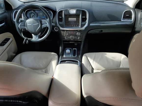 2016 Chrysler 300 Anniversary Edition с VIN 2C3CCAAG2GH135447, выставлен на аукционе Copart как лот 82763605 с пробегом 96 078 миль миль и Чистый • Clean title. История ставок и продаж доступна на DreamBid. Изображение 8.