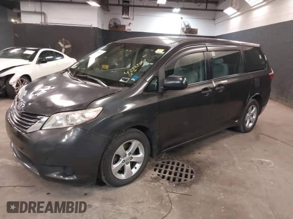 2017 Toyota Sienna L z VIN 5TDZZ3DC8HS785086, wystawiony jako IAAI lot #42383507 z przebiegiem 361 598 mil mil oraz . Historia ofert i sprzedaży dostępna na DreamBid. Obrazek 17.