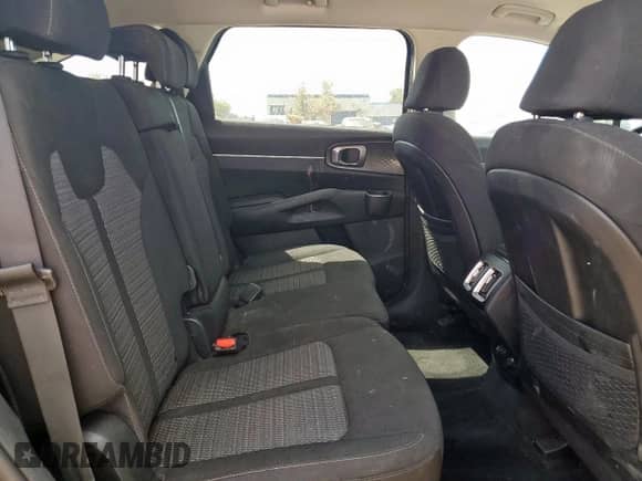 2023 Kia Sorento LX z VIN 5XYRG4LC3PG209446, wystawiony jako Copart lot #69088025 z przebiegiem 46 731 mil mil oraz Czysty tytuł • Clean title. Historia ofert i sprzedaży dostępna na DreamBid. Obrazek 11.