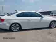 2013 BMW 3 Series 328i z VIN WBAKE3C52DE772086, wystawiony jako IAAI lot #42271057 z przebiegiem 163 836 mil mil oraz . Historia ofert i sprzedaży dostępna na DreamBid. Obrazek 14.