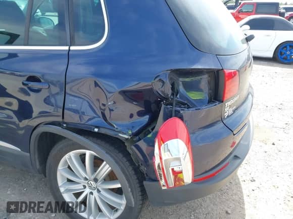 2016 Volkswagen Tiguan S z VIN WVGAV7AX5GW540411, wystawiony jako IAAI lot #42241587 z przebiegiem 76 431 mil mil oraz . Historia ofert i sprzedaży dostępna na DreamBid. Obrazek 6.