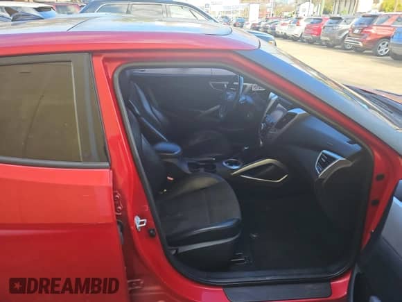 2015 Hyundai Veloster z VIN KMHTC6AD0FU238274, wystawiony jako Copart lot #82464584 z przebiegiem 14 312 mil mil oraz Czysty tytuł • Clean title. Historia ofert i sprzedaży dostępna na DreamBid. Obrazek 5.