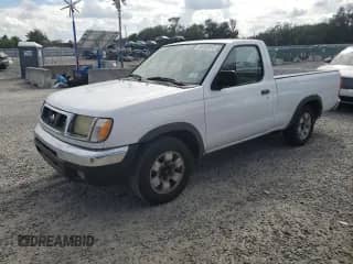 1998 Nissan Frontier XE z VIN 1N6DD21SXWC387985, wystawiony jako Copart lot #84769815 z przebiegiem 184 959 mil mil oraz Szkoda całkowita • Salvage title. Historia ofert i sprzedaży dostępna na DreamBid. Obrazek 1.