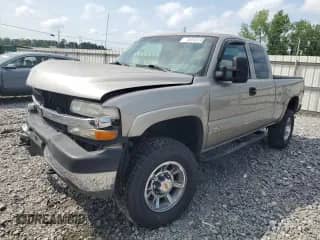 2002 Chevrolet Silverado 2500HD LS с VIN 1GCHK29U02Z119812, выставлен на аукционе Copart как лот 56510135 с пробегом 267 969 миль миль и Списание • Salvage title. История ставок и продаж доступна на DreamBid. Изображение 1.