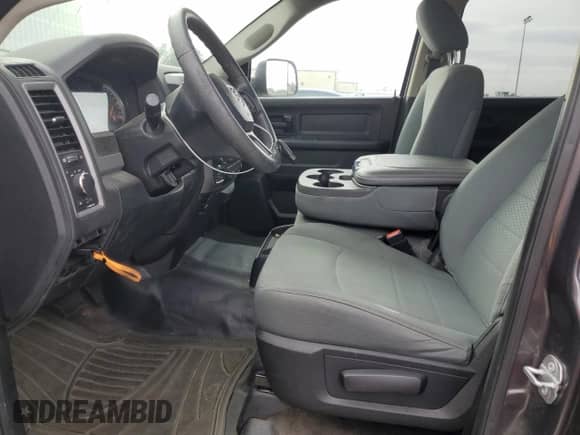 2018 Ram 1500 Tradesman z VIN 1C6RR7KM3JS335241, wystawiony jako Copart lot #79046744 z przebiegiem 58 687 mil mil oraz Czysty tytuł • Clean title. Historia ofert i sprzedaży dostępna na DreamBid. Obrazek 7.