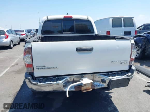 2014 Toyota Tacoma PreRunner z VIN 5TFJX4GN0EX030638, wystawiony jako IAAI lot #43008674 z przebiegiem 94 142 mil mil oraz . Historia ofert i sprzedaży dostępna na DreamBid. Obrazek 17.