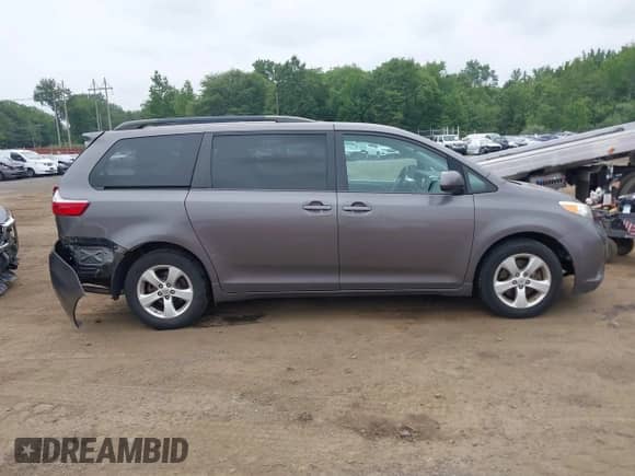 2015 Toyota Sienna LE AAS с VIN 5TDKK3DC6FS598495, выставлен на аукционе IAAI как лот 42870508 с пробегом 75 134 миль миль и . История ставок и продаж доступна на DreamBid. Изображение 13.