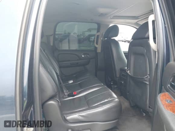 2008 Chevrolet Suburban LTZ с VIN 1GNFC16078R158042, выставлен на аукционе IAAI как лот 42179750 с пробегом 213 872 миль миль и . История ставок и продаж доступна на DreamBid. Изображение 8.