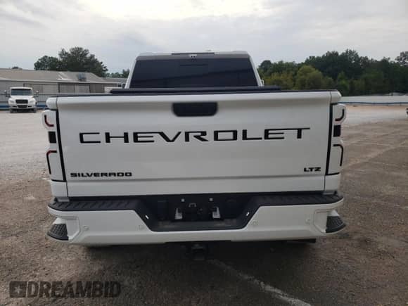 2024 Chevrolet Silverado 2500HD LTZ z VIN 2GC4YPEY8R1188561, wystawiony jako Copart lot #61419725 z przebiegiem 13 902 mil mil oraz Szkoda całkowita • Salvage title. Historia ofert i sprzedaży dostępna na DreamBid. Obrazek 6.