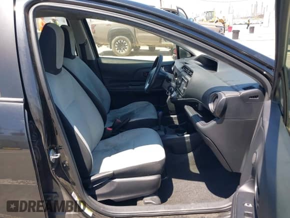 2015 Toyota Prius One z VIN JTDKDTB34F1093615, wystawiony jako IAAI lot #42850573 z przebiegiem 158 590 mil mil oraz . Historia ofert i sprzedaży dostępna na DreamBid. Obrazek 5.