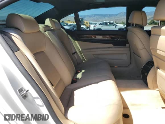 2015 BMW 7 Series 750Li z VIN WBAYE8C50FD782017, wystawiony jako Copart lot #72074385 z przebiegiem 111 732 mil mil oraz Szkoda całkowita • Salvage title. Historia ofert i sprzedaży dostępna na DreamBid. Obrazek 10.
