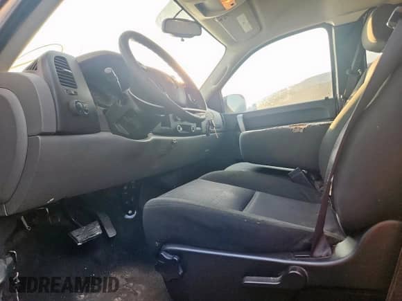 2011 Chevrolet Silverado 1500 LS z VIN 1GCRCREA7BZ318328, wystawiony jako Copart lot #67616605 z przebiegiem 243 959 mil mil oraz Szkoda całkowita • Salvage title. Historia ofert i sprzedaży dostępna na DreamBid. Obrazek 7.