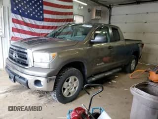 2013 Toyota Tundra z VIN 5TFUM5F19DX044756, wystawiony jako Copart lot #53422665 z przebiegiem 122 235 mil mil oraz Szkoda całkowita • Salvage title. Historia ofert i sprzedaży dostępna na DreamBid. Obrazek 1.