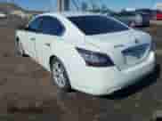 2013 Nissan Maxima SV z VIN 1N4AA5AP4DC818514, wystawiony jako IAAI lot #41647195 z przebiegiem 143 476 mil mil oraz . Historia ofert i sprzedaży dostępna na DreamBid. Obrazek 3.