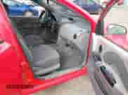 2004 Chevrolet Aveo LS z VIN KL1TJ62644B152895, wystawiony jako IAAI lot #41478097 z przebiegiem 5 212 mil mil oraz . Historia ofert i sprzedaży dostępna na DreamBid. Obrazek 5.