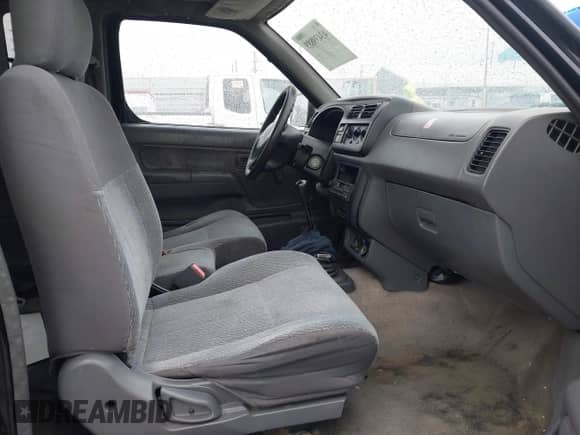 2000 Nissan Frontier XE z VIN 1N6DD26S6YC399417, wystawiony jako IAAI lot #43439889 z przebiegiem 374 230 mil mil oraz . Historia ofert i sprzedaży dostępna na DreamBid. Obrazek 5.