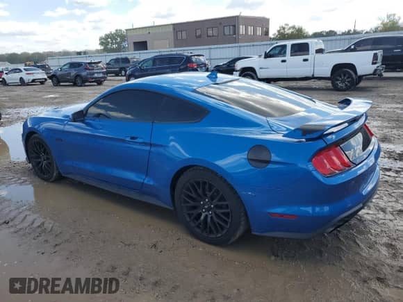 2020 Ford Mustang GT с VIN 1FA6P8CF9L5176563, выставлен на аукционе Copart как лот 81652645 с пробегом 19 657 миль миль и Списание • Salvage title. История ставок и продаж доступна на DreamBid. Изображение 2.