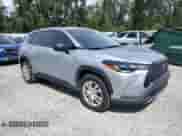 2022 Toyota Corolla Cross L z VIN 7MUAAAAG4NV028896, wystawiony jako Copart lot #81634255 z przebiegiem 38 929 mil mil oraz Szkoda całkowita • Salvage title. Historia ofert i sprzedaży dostępna na DreamBid. Obrazek 4.