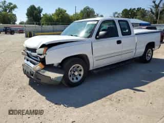 2005 Chevrolet Silverado 1500 LS z VIN 1GCEC19Z45Z151026, wystawiony jako Copart lot #84016025 z przebiegiem 143 668 mil mil oraz Szkoda całkowita • Salvage title. Historia ofert i sprzedaży dostępna na DreamBid. Obrazek 1.