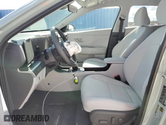 2025 Hyundai Kona SEL z VIN KM8HB3AB3SU194481, wystawiony jako Copart lot #79315134 z przebiegiem 5 863 mil mil oraz Nie do naprawy • Non repairable. Historia ofert i sprzedaży dostępna na DreamBid. Obrazek 7.