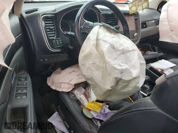 2020 Mitsubishi Outlander SE z VIN JA4AD3A31LZ039967, wystawiony jako Copart lot #82301135 z przebiegiem 109 992 mil mil oraz Szkoda całkowita • Salvage title. Historia ofert i sprzedaży dostępna na DreamBid. Obrazek 8.