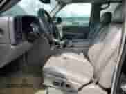 2005 Chevrolet Suburban LT z VIN 3GNEC16Z45G100315, wystawiony jako Copart lot #67098865 z przebiegiem 221 958 mil mil oraz Szkoda całkowita • Salvage title. Historia ofert i sprzedaży dostępna na DreamBid. Obrazek 7.