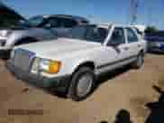 1988 Mercedes-Benz 300 E z VIN WDBEA30DXJA700058, wystawiony jako Copart lot #58342374 z przebiegiem 210 787 mil mil oraz Czysty tytuł • Clean title. Historia ofert i sprzedaży dostępna na DreamBid. Obrazek 1.