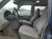 2000 Chevrolet Astro z VIN 1GNEL19W7YB157882, wystawiony jako Copart lot #80361404 z przebiegiem 105 742 mil mil oraz Szkoda całkowita • Salvage title. Historia ofert i sprzedaży dostępna na DreamBid. Obrazek 7.