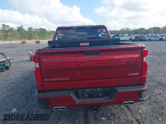2022 Chevrolet Silverado 1500 RST z VIN 1GCUDEETXNZ561489, wystawiony jako IAAI lot #41959032 z przebiegiem 80 614 mil mil oraz . Historia ofert i sprzedaży dostępna na DreamBid. Obrazek 16.