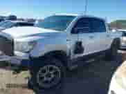 2013 Toyota Tundra Limited с VIN 5TFHW5F12DX312459, выставлен на аукционе IAAI как лот 41303176 с пробегом 289 393 миль миль и . История ставок и продаж доступна на DreamBid. Изображение 20.