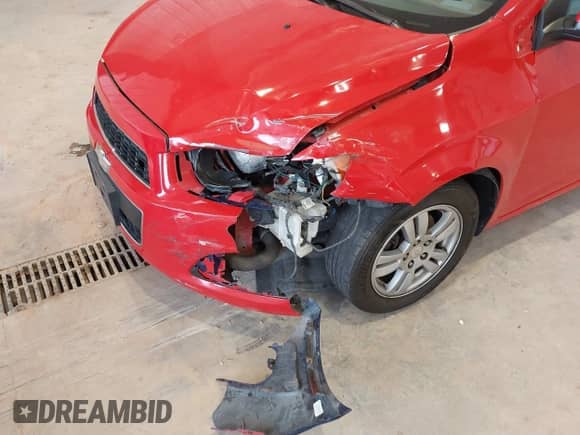 2012 Chevrolet Sonic LT z VIN 1G1JD5SB0C4223455, wystawiony jako IAAI lot #41913799 z przebiegiem 139 919 mil mil oraz . Historia ofert i sprzedaży dostępna na DreamBid. Obrazek 6.