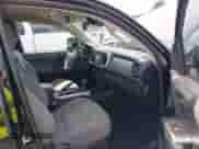 2018 Toyota Tacoma SR5 z VIN 5TFSZ5AN2JX151257, wystawiony jako IAAI lot #42895721 z przebiegiem 157 990 mil mil oraz . Historia ofert i sprzedaży dostępna na DreamBid. Obrazek 5.
