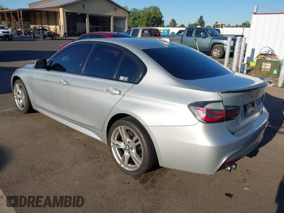 2015 BMW 3 Series 328i xDrive z VIN WBA3B3C58FF548900, wystawiony jako IAAI lot #42907192 z przebiegiem 131 853 mil mil oraz . Historia ofert i sprzedaży dostępna na DreamBid. Obrazek 3.