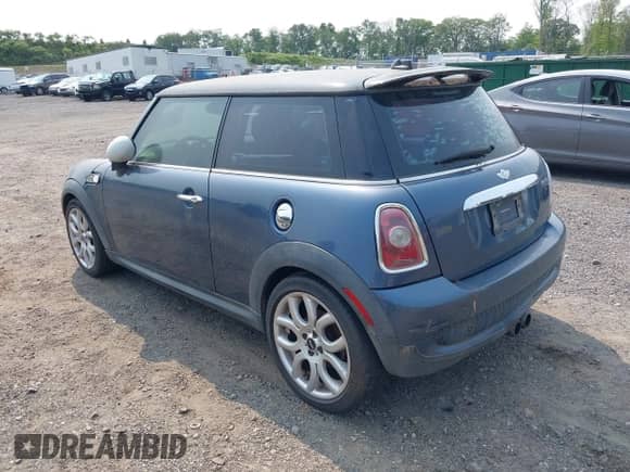 2010 MINI Hardtop S z VIN WMWMF7C54ATZ74321, wystawiony jako IAAI lot #42409281 z przebiegiem 193 547 mil mil oraz . Historia ofert i sprzedaży dostępna na DreamBid. Obrazek 3.