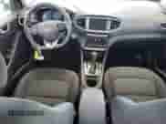 2018 Hyundai Ioniq SEL z VIN KMHC75LC6JU096816, wystawiony jako Copart lot #55501724 z przebiegiem 97 777 mil mil oraz . Historia ofert i sprzedaży dostępna na DreamBid. Obrazek 8.