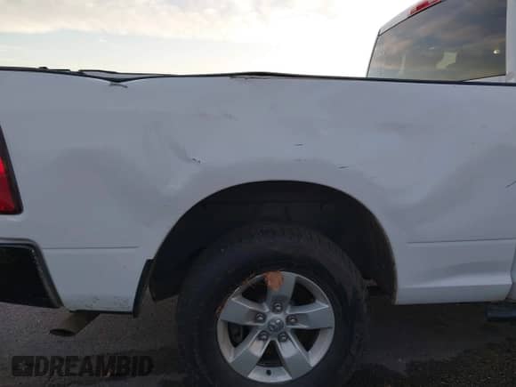 2018 Ram 1500 Tradesman z VIN 1C6RR6FG0JS210292, wystawiony jako IAAI lot #41089714 z przebiegiem 56 329 mil mil oraz . Historia ofert i sprzedaży dostępna na DreamBid. Obrazek 14.