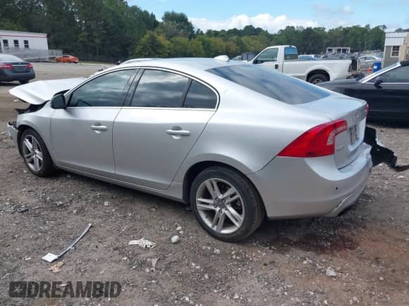 2015 Volvo S60 T5 Drive-E Premier z VIN YV126MFK4F1343110, wystawiony jako IAAI lot #43292498 z przebiegiem 59 841 mil mil oraz . Historia ofert i sprzedaży dostępna na DreamBid. Obrazek 3.