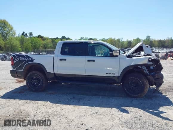 2025 Ram 1500 Rebel z VIN 1C6SRFLP8SN591735, wystawiony jako IAAI lot #42007114 z przebiegiem 3 861 mil mil oraz . Historia ofert i sprzedaży dostępna na DreamBid. Obrazek 13.