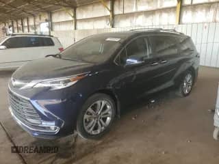2022 Toyota Sienna Platinum с VIN 5TDERKEC1NS126303, выставлен на аукционе Copart как лот 90923245 с пробегом 21 171 миль миль и Списание • Salvage title. История ставок и продаж доступна на DreamBid. Изображение 1.