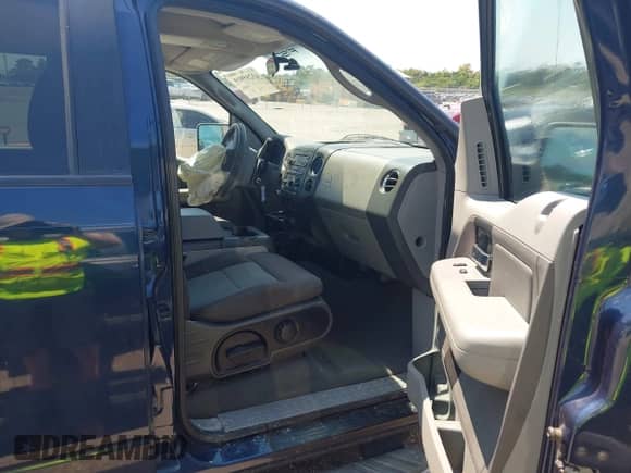 2005 Ford F-150 XLT z VIN 1FTPW12565KD33066, wystawiony jako IAAI lot #43255919 z przebiegiem 156 069 mil mil oraz . Historia ofert i sprzedaży dostępna na DreamBid. Obrazek 5.