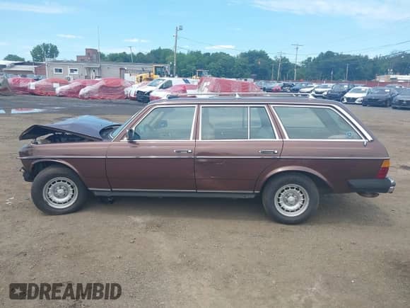 1985 Mercedes-Benz 300 с VIN WDBAB93C2FF052601, выставлен на аукционе IAAI как лот 42757148 с пробегом 227 014 миль миль и . История ставок и продаж доступна на DreamBid. Изображение 14.