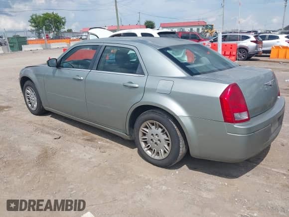 2005 Chrysler 300 300 z VIN 2C3JA43R85H553263, wystawiony jako IAAI lot #42786599 z przebiegiem 183 825 mil mil oraz . Historia ofert i sprzedaży dostępna na DreamBid. Obrazek 3.