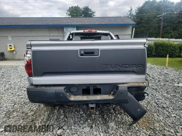 2016 Toyota Tundra Limited z VIN 5TFBW5F19GX501782, wystawiony jako Copart lot #69776075 z przebiegiem Nie podano mil oraz Czysty tytuł • Clean title. Historia ofert i sprzedaży dostępna na DreamBid. Obrazek 6.