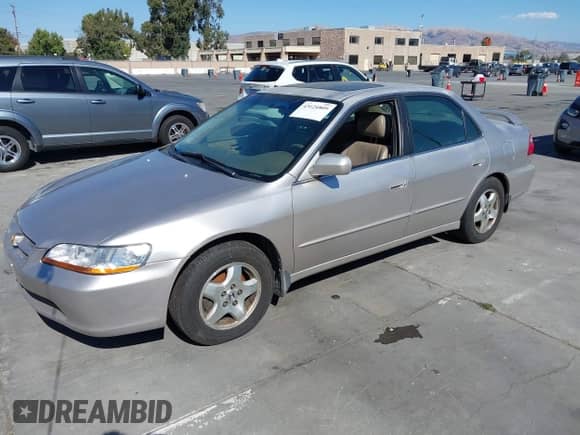 1998 Honda Accord EX z VIN 1HGCG1652WA062473, wystawiony jako IAAI lot #43124809 z przebiegiem 165 416 mil mil oraz . Historia ofert i sprzedaży dostępna na DreamBid. Obrazek 2.