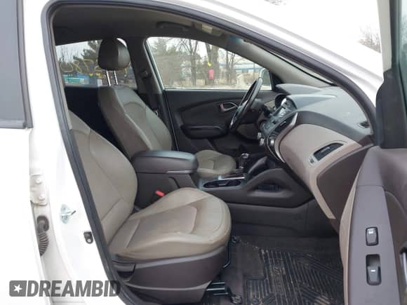 2014 Hyundai Tucson Walking Dead Edition с VIN KM8JUCAGXEU915410, выставлен на аукционе IAAI как лот 41537801 с пробегом 168 919 миль миль и . История ставок и продаж доступна на DreamBid. Изображение 5.