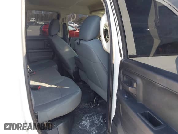 2018 Ram 1500 Tradesman z VIN 1C6RR6FG6JS347673, wystawiony jako IAAI lot #41692169 z przebiegiem 121 631 mil mil oraz . Historia ofert i sprzedaży dostępna na DreamBid. Obrazek 8.