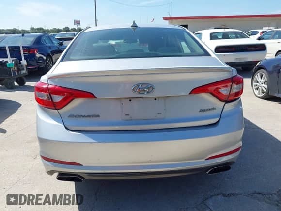 2015 Hyundai Sonata Limited с VIN 5NPE34AF9FH140633, выставлен на аукционе IAAI как лот 42802494 с пробегом 148 410 миль миль и . История ставок и продаж доступна на DreamBid. Изображение 16.